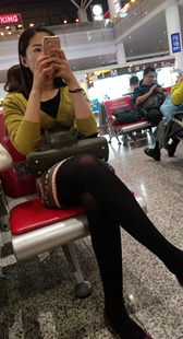 花纹包臀裙黑色丝袜美女