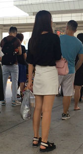 白色包臀裙长发小妹