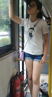 白腿蓝色牛仔短裤小妹性感圆臀