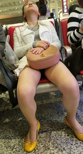 肉色丝袜黄鞋美腿少妇