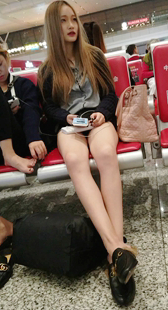 黑色热裤修长白腿清纯长发美女