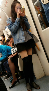 地铁短裙高筒袜黑高长腿美眉