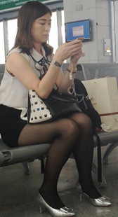 等车的黑色丝袜熟女真诱惑