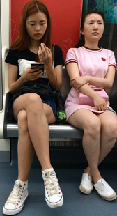 地铁大腿两少妇