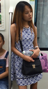 地铁花裙靓丽小妹