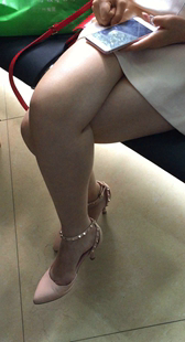 短裙高跟美大腿