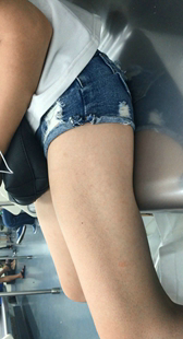 牛仔短裤美腿小妹