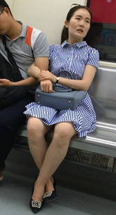 地铁短裙成熟少妇