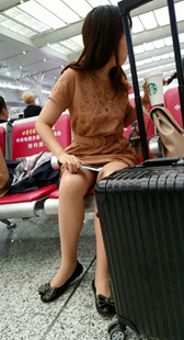 等车包裙小女生