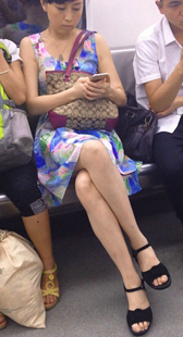 地铁高挑花裙小少妇
