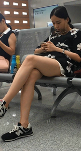 候车室长腿小妹玩手机