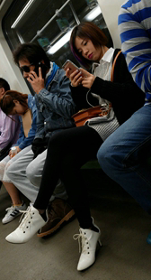 地铁黑袜少妇玩手机