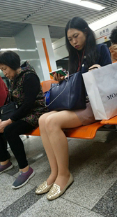 候车室性感美腿少妇