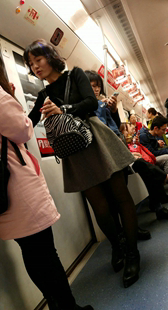 地铁黑丝袜熟女