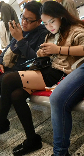 黑丝袜美女玩手机