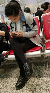 浅灰色毛衣黑丝少妇