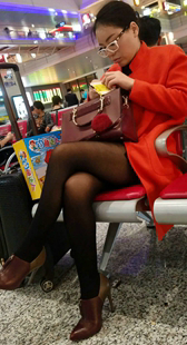 修车室黑丝熟女玩手机