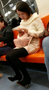 地铁细高跟黑袜小妹