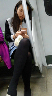 黑袜短裙小妹玩手机