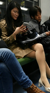 长腿肉丝熟妇玩手机