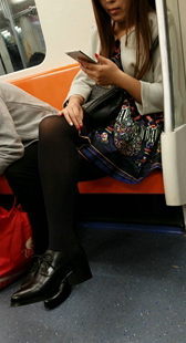 地铁黑丝袜小少妇视频