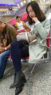 黑袜小妹在等车