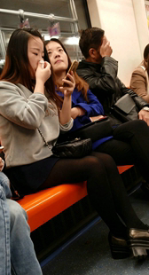 地铁黑丝小妹真可爱