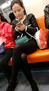 地铁黑丝少妇真专心