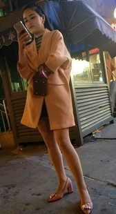 高跟细长腿少妇在等人