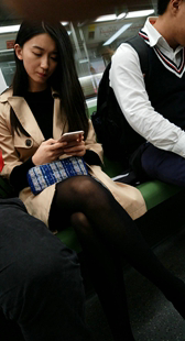 地铁黑丝细腿美女