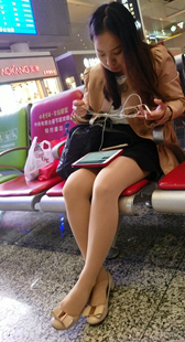 肉丝少妇玩平板