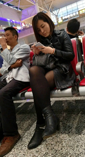 黑丝少妇在等车