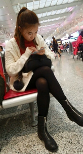 丝袜小少妇玩手机