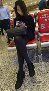 黑裙黑丝袜美女