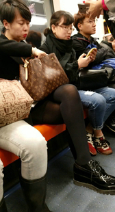 地铁黑丝熟女视频