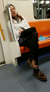 地铁小少妇表情痛苦