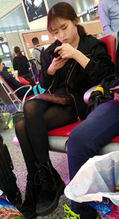 黑丝小妹在候车