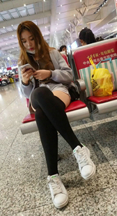 热裤黑袜小妹玩手机