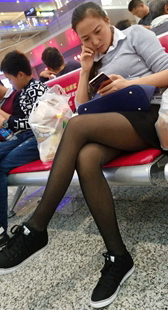 长腿黑丝少妇等车