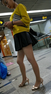 等车的高跟长腿长发美眉