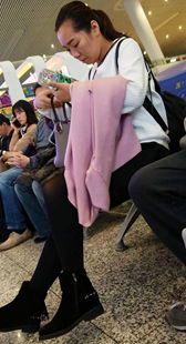 候车的黑色丝袜细腿少妇