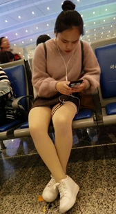 肉色丝袜白色板鞋美眉