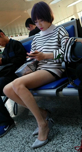 候车的条纹连衣短裙美少妇