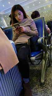 紧牛长发漂亮美女