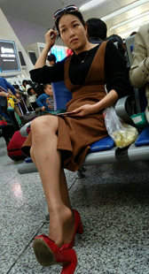 红色高跟极品白腿少妇挑鞋