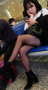 性感黑丝红唇少妇玩手机