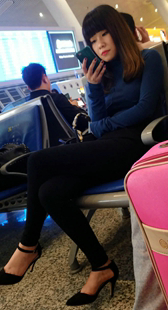 候车室高跟紧身黑裤美女