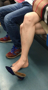 地铁上美腿MM挑鞋