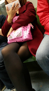 地铁黑色丝袜红衣少妇