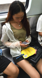 玩手机的长发时尚长腿裸脚美女